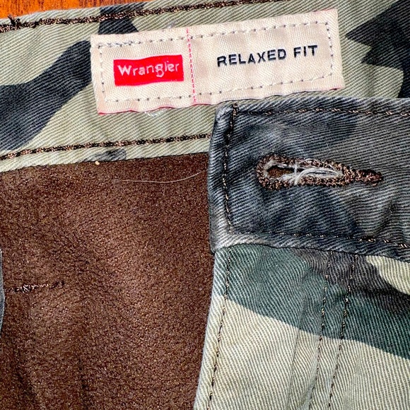 Women’s Wrangler Camo Cargo Pants with Warm Lining - Picture 3 of 3